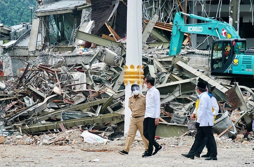 Tiba di Mamuju, Jokowi Didampingi Ali Baal Tinjau Kantor Gubernur Sulbar yang Ambruk Akibat Gempa